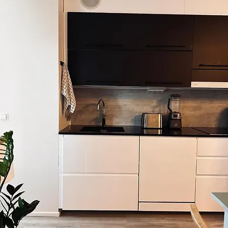 Moderni Yksioe Parvekkeella,, Erinomainen Sijainti